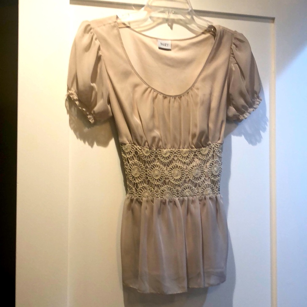 Suzy Shier adorable blouse. Size M